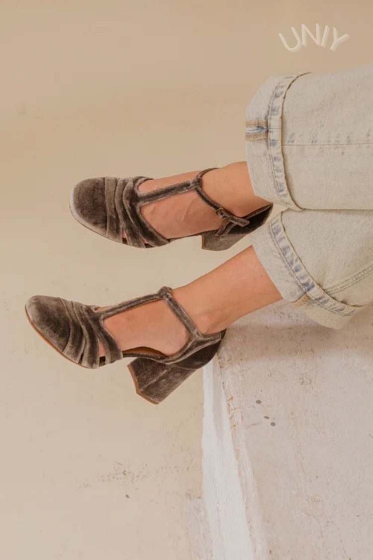 Velours-Pumps mit breitem Cut-out, Schnalle und T-Riemen-Design