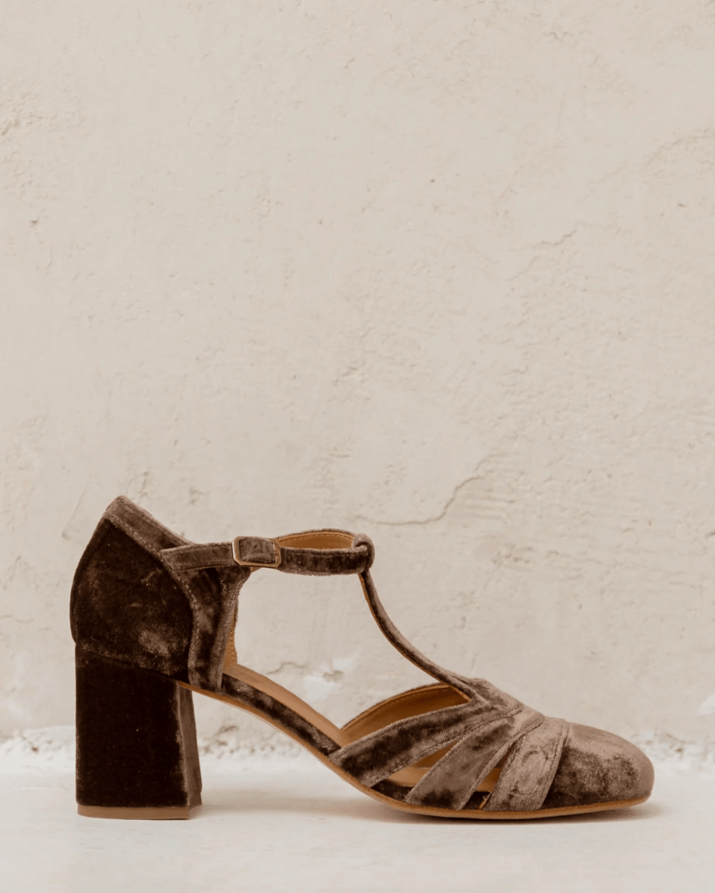 Velours-Pumps mit breitem Cut-out, Schnalle und T-Riemen-Design