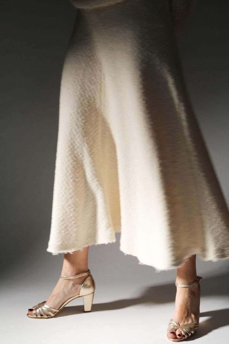 Glänzende Metallic-Gold Peep-Toe-Pumps mit breitem Absatz und Knöchelriemen