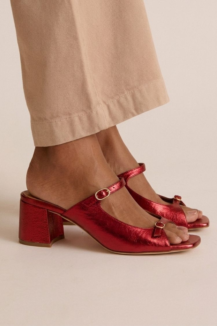 Goldene Slingback-Pumps mit Blockabsatz und Cut-Outs