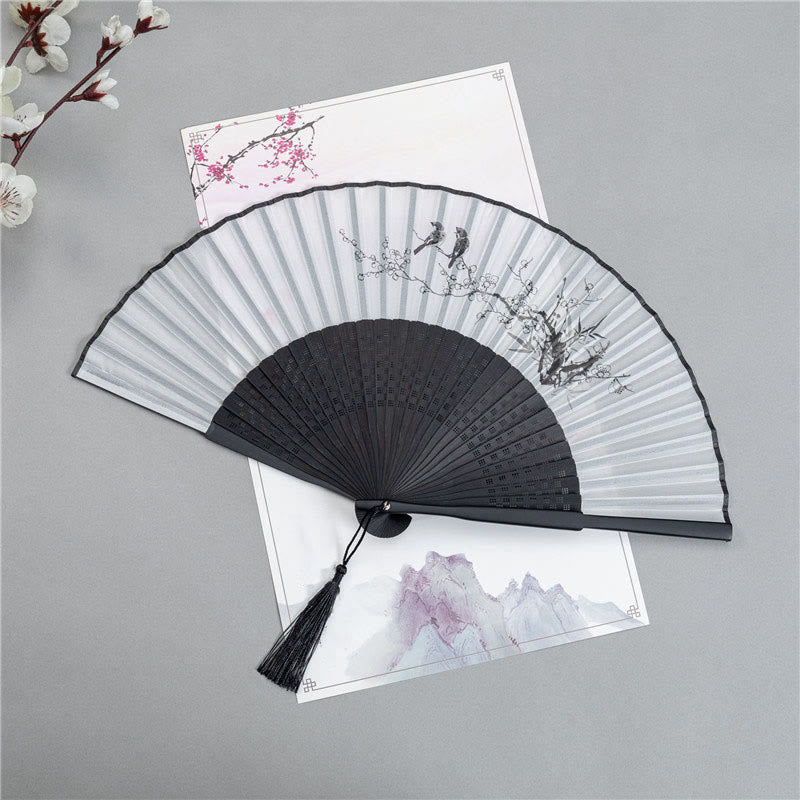 Faltbarer Handfächer aus Seide und Bambus mit Buddha-Motiven, Bergen, Pflaumenblüten, Lotus, Elstern und Bambusblättern – 22,5 cm