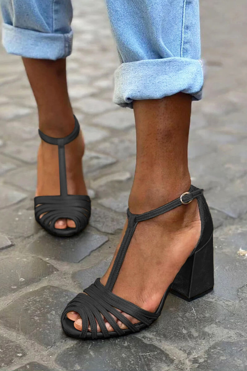 Peep-Toe-Pumps mit breitem Absatz und T-förmigem Riemen