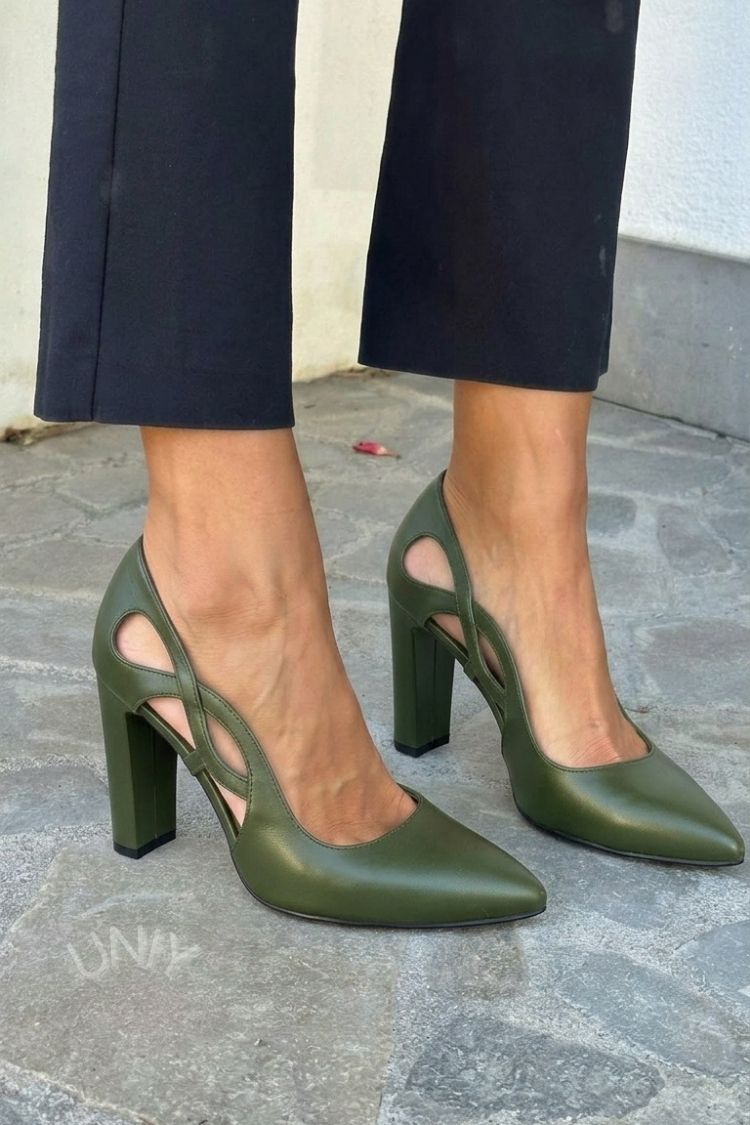 Spitz zulaufende Cut-out Pumps aus Kunstleder mit Blockabsatz