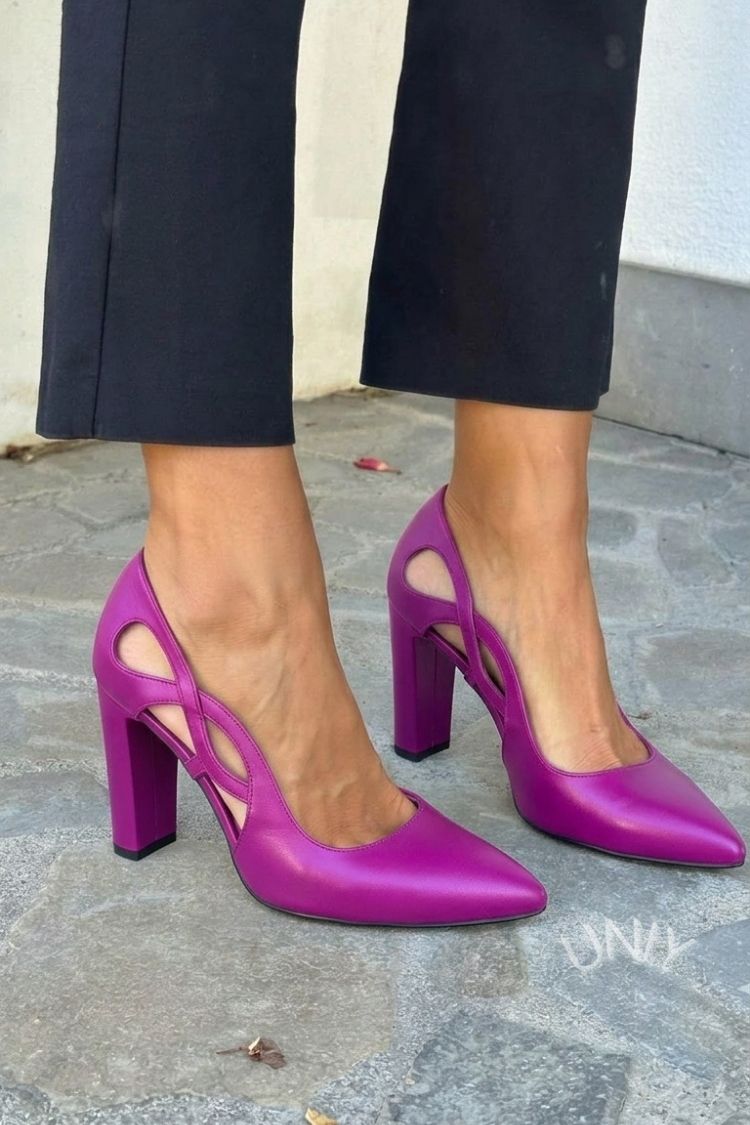 Spitz zulaufende Cut-out Pumps aus Kunstleder mit Blockabsatz