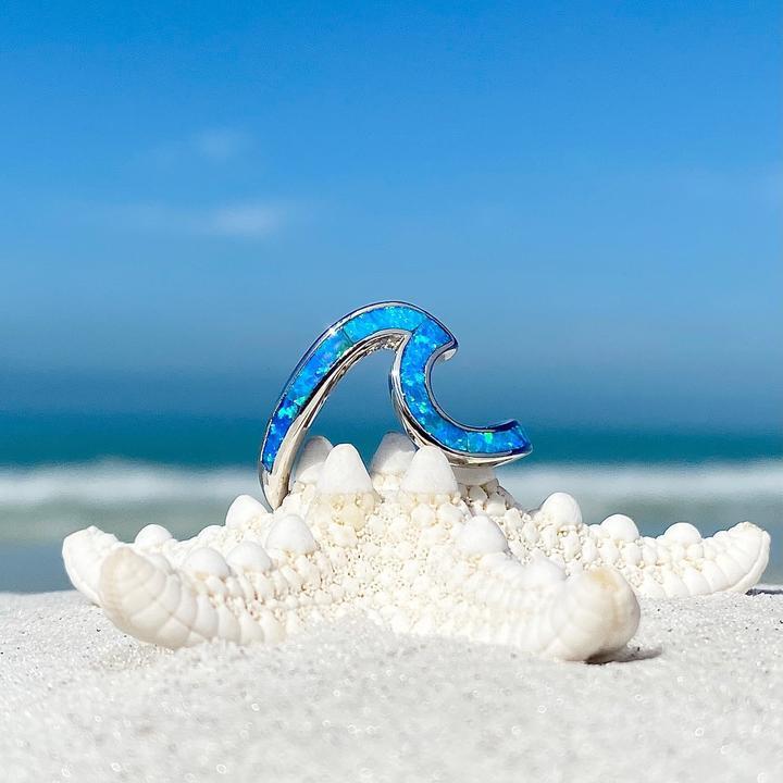 Bague ondulée en argent avec une opale
