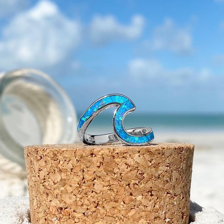 Bague ondulée en argent avec une opale
