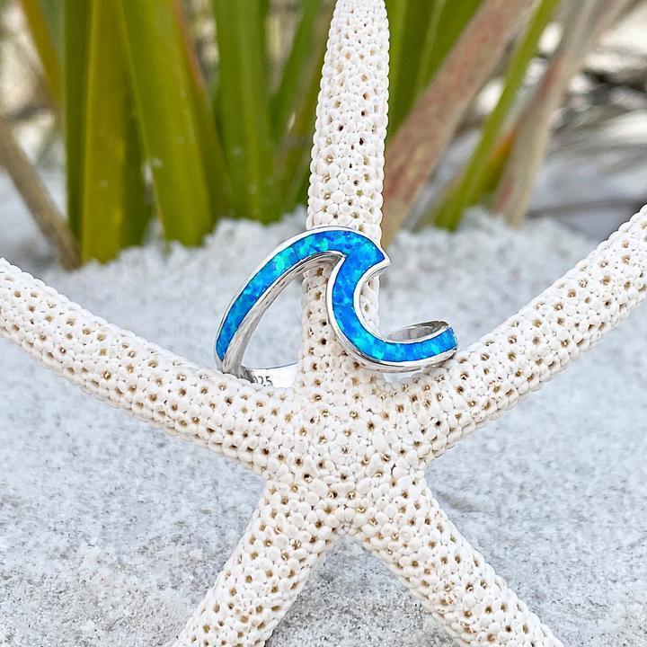 Bague ondulée en argent avec une opale