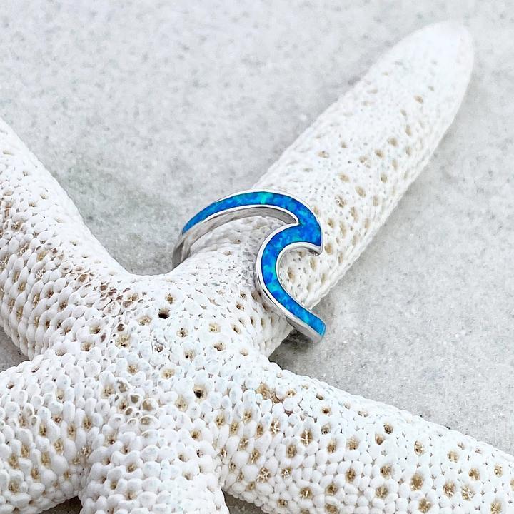 Bague ondulée en argent avec une opale