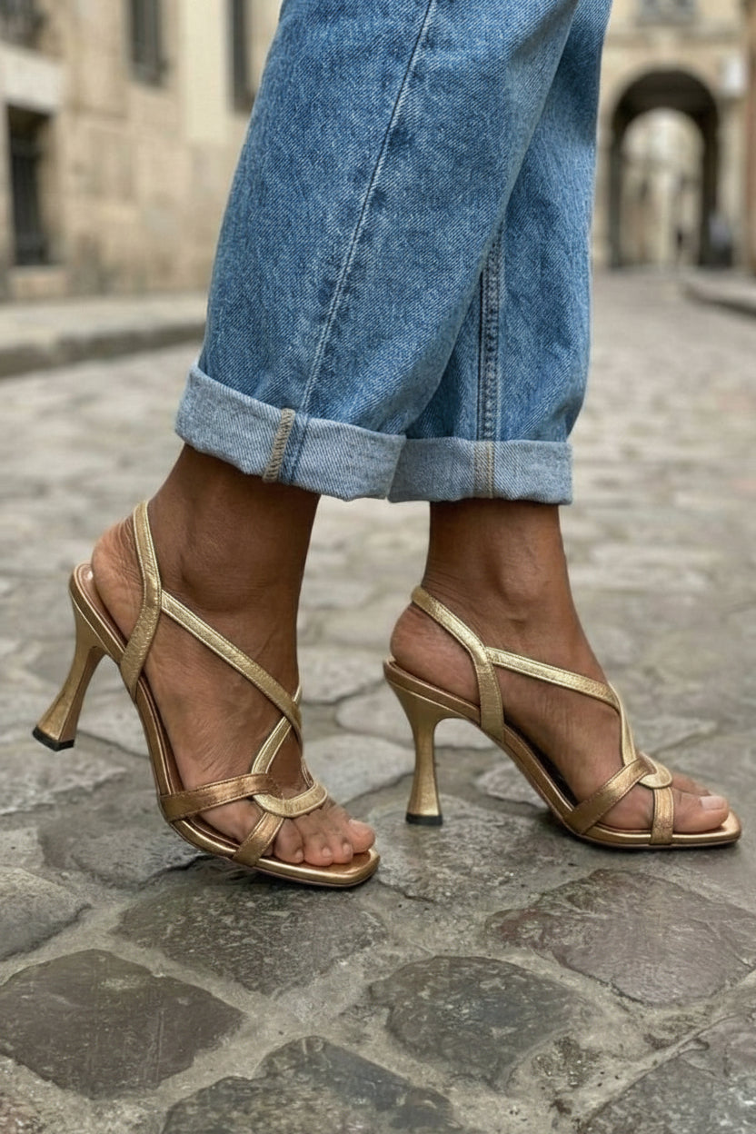 Goldene Metallic-Sandalen mit gekreuzten Riemen und Stiletto-Absatz