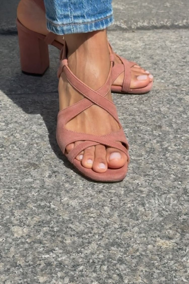 Roséfarbene Wildleder-Sandalen mit gekreuzten Riemen und Blockabsatz von Chice
