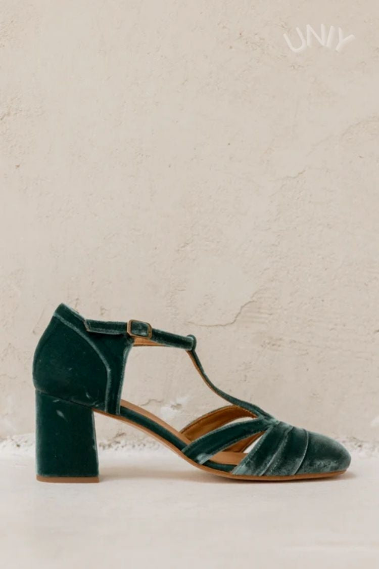 Velours-Pumps mit breitem Cut-out, Schnalle und T-Riemen-Design