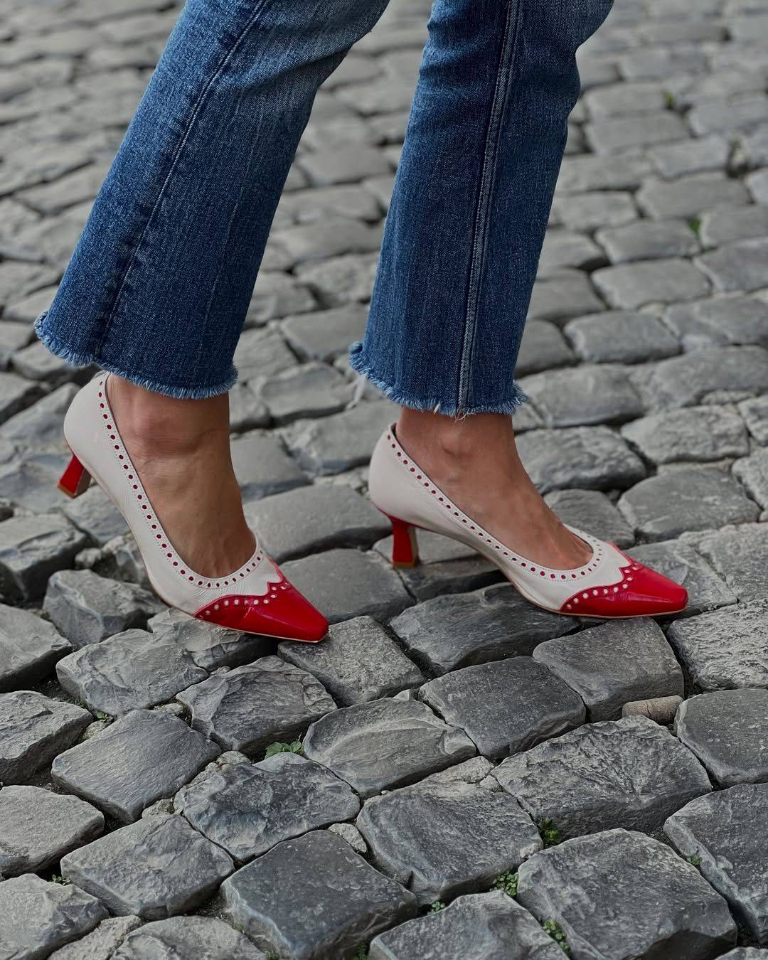 Elegante Mid-Heel Cut-Out Pumps im Farbblock-Design mit spitzem Zehenbereich