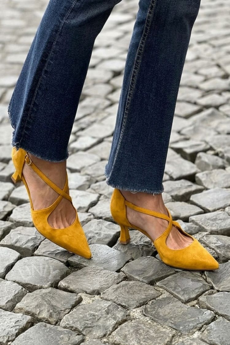 Kaki Pumps mit niedrigem Absatz, spitzem Vorderteil, einfarbiger Schnalle und gekreuzten Riemen