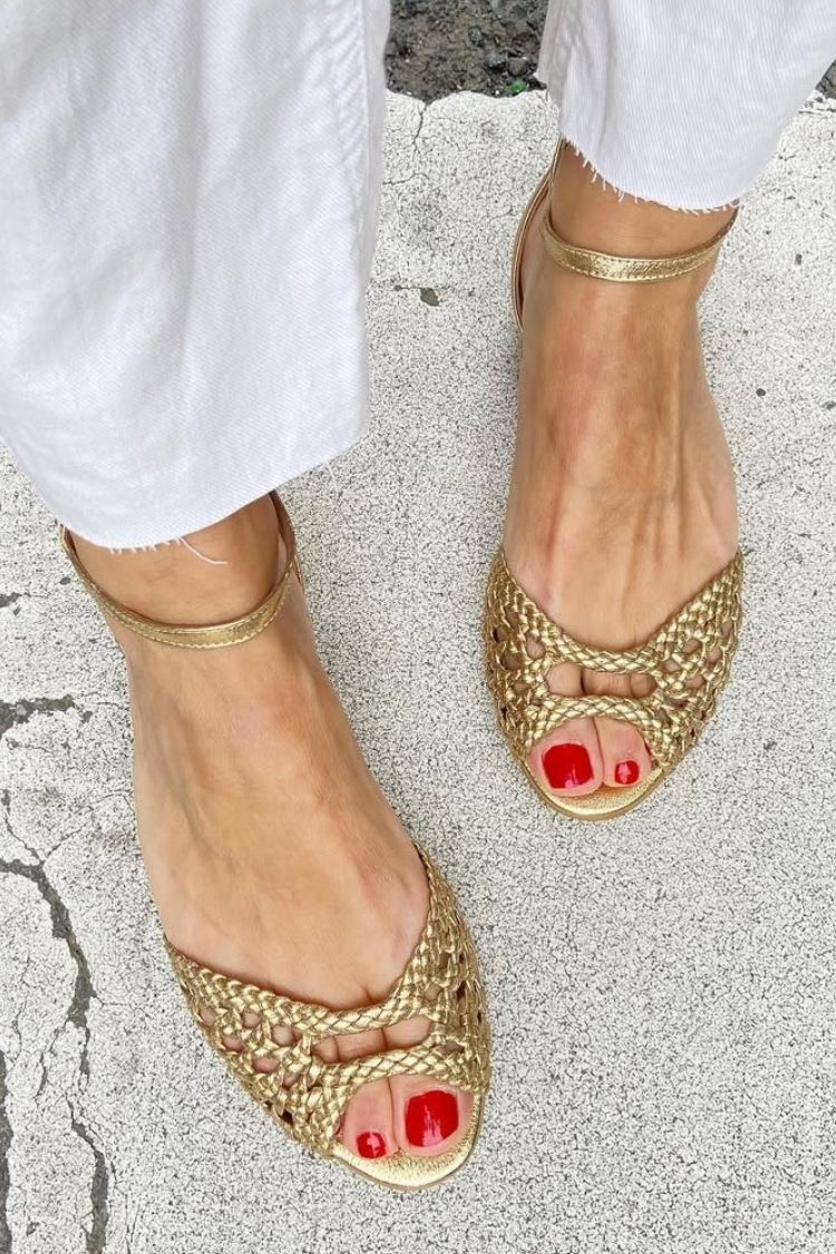 Elegante geflochtene Cut-Out Sandalen mit niedrigem Absatz, offener Zehenpartie und Knöchelriemen