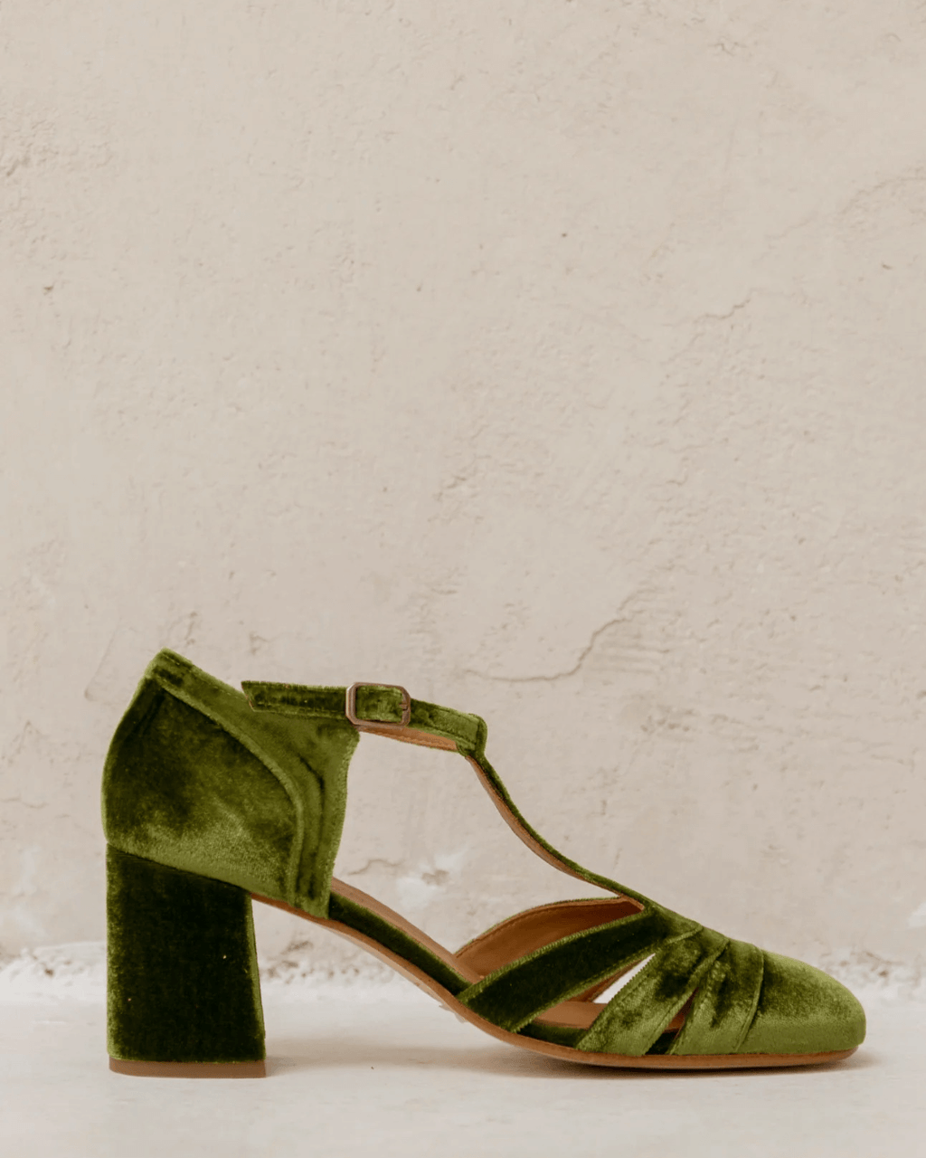 Velours-Pumps mit breitem Cut-out, Schnalle und T-Riemen-Design