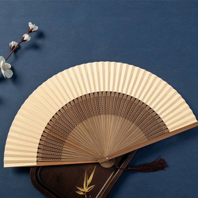 Bambus-Handfächer mit Buddha-Steinen, Lotus, Libelle, Wildgänsen und Pflaumenblüte – 22,5 cm