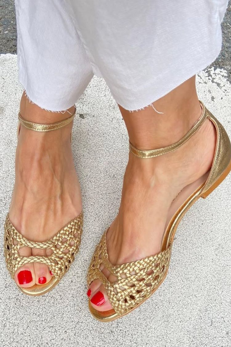 Elegante geflochtene Cut-Out Sandalen mit niedrigem Absatz, offener Zehenpartie und Knöchelriemen