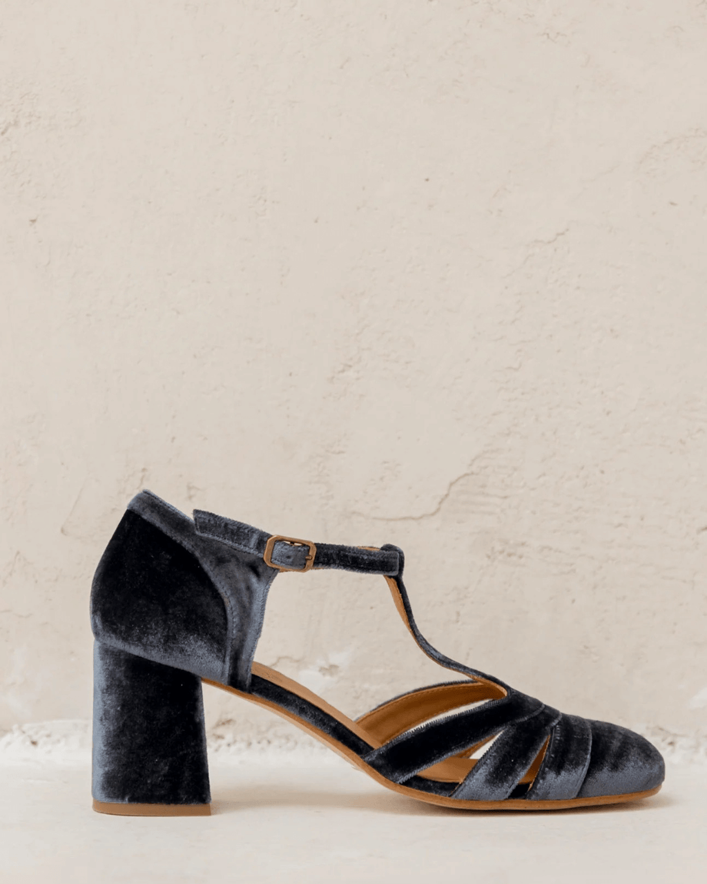 Velours-Pumps mit breitem Cut-out, Schnalle und T-Riemen-Design