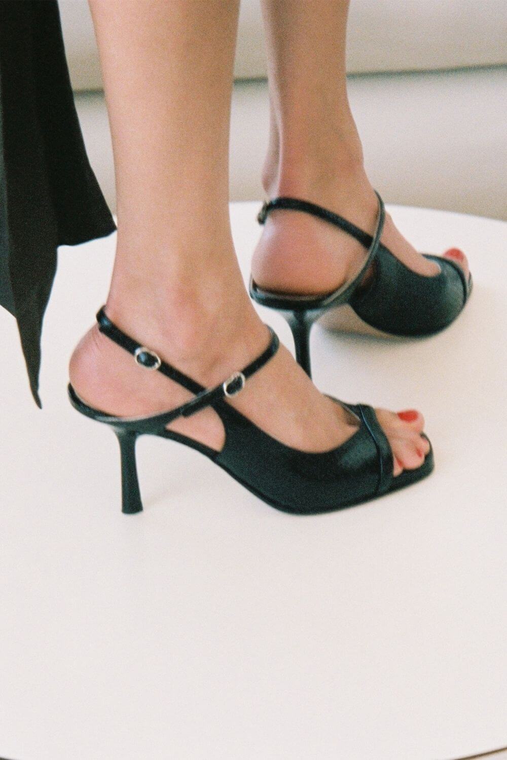 Schwarze Slingback-Pumps mit schmalem Absatz, Schlangenoptik und offener Spitze