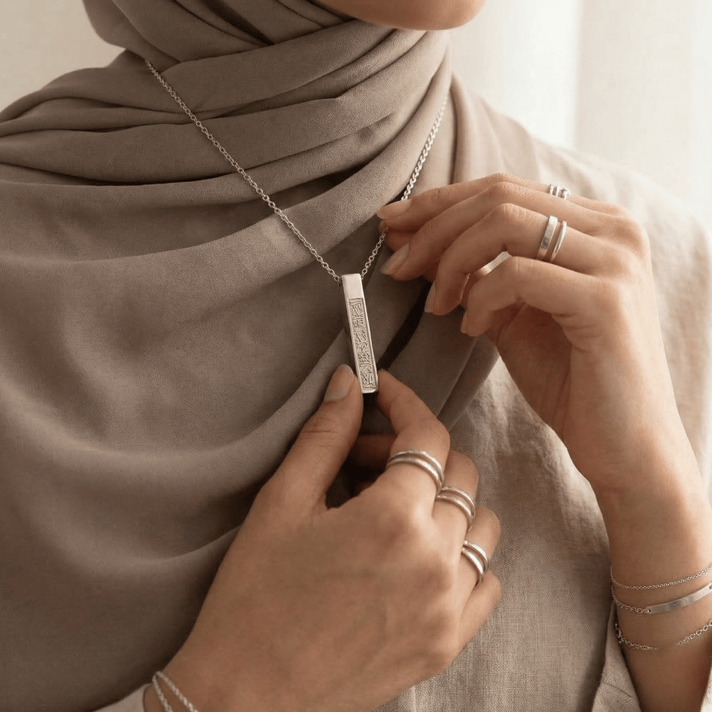 Alyssara™ - Filigrane Halskette mit arabischer Schriftzüge