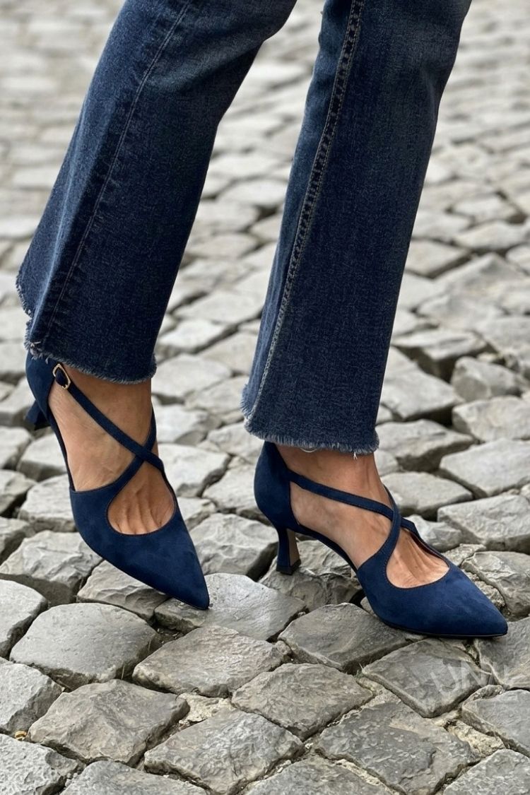 Kaki Pumps mit niedrigem Absatz, spitzem Vorderteil, einfarbiger Schnalle und gekreuzten Riemen