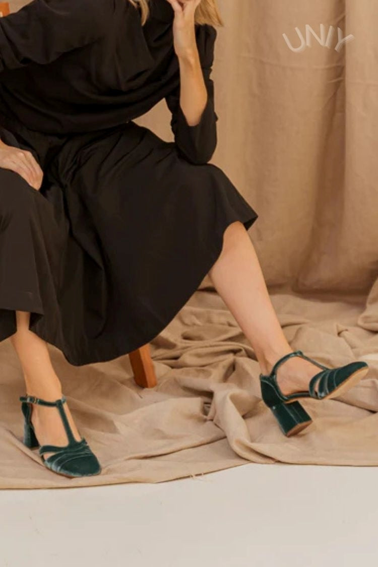 Velours-Pumps mit breitem Cut-out, Schnalle und T-Riemen-Design