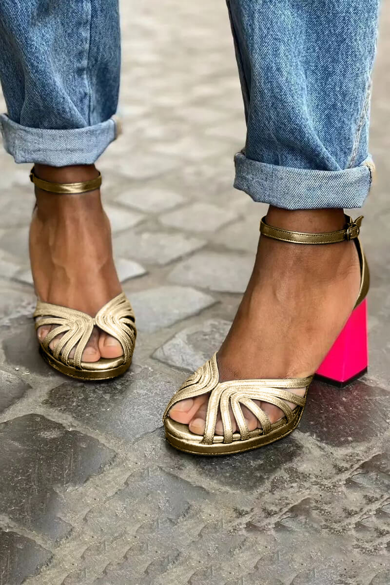 Elegante, glänzende Peeptoe-Pumps mit breitem Absatz, Knöchelriemen und Schnalle in Blockfarben