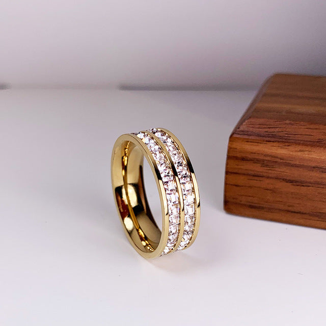 Eleganter Ring mit doppelter Zirkonia-Besetzung