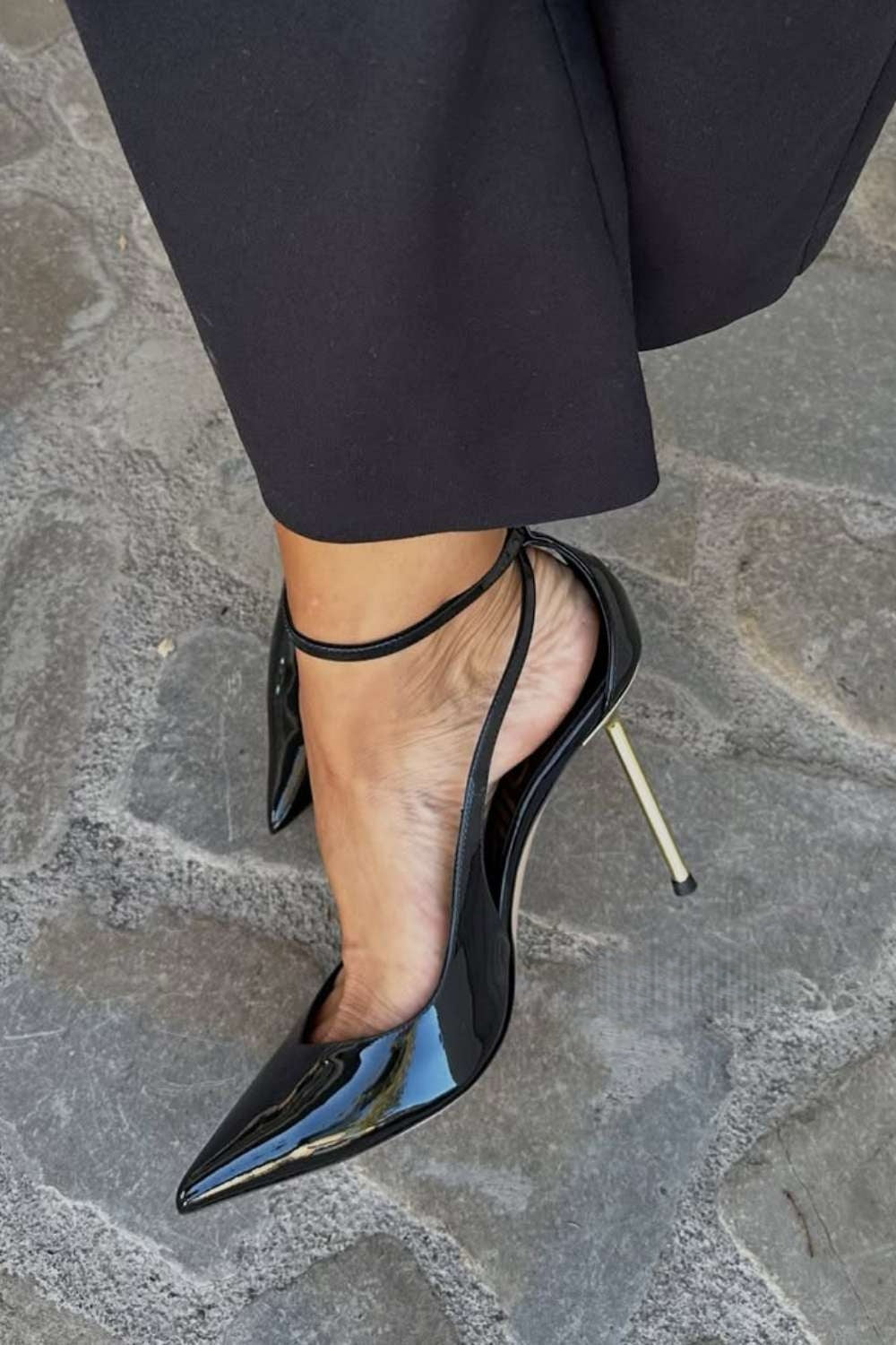 Schwarze Lackpumps mit Knöchelriemen