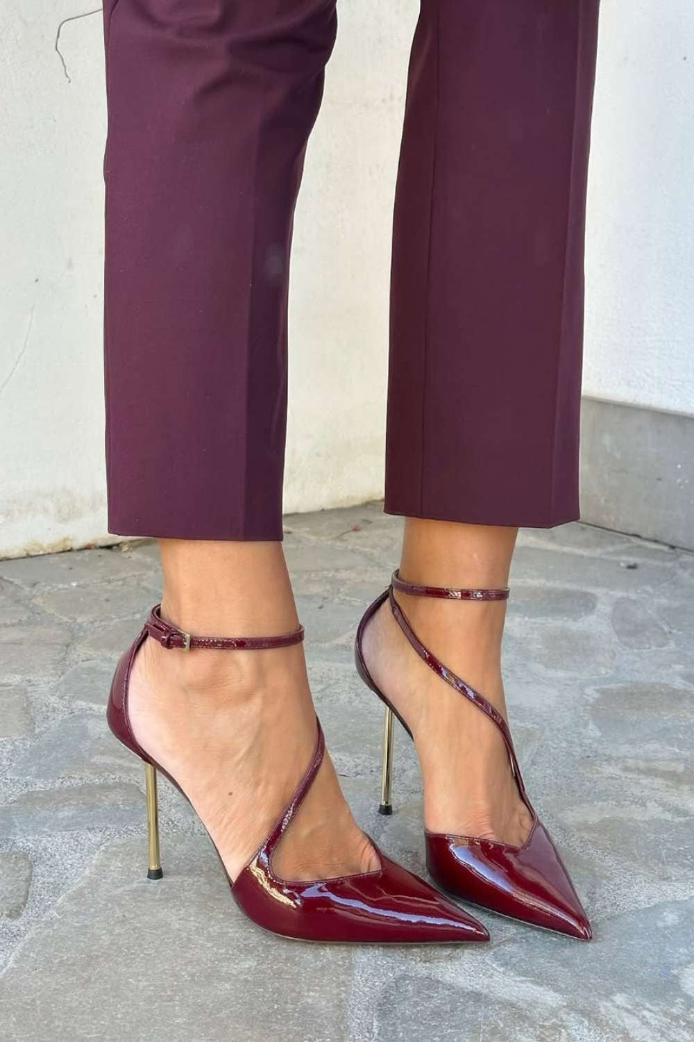 Schwarze Lackpumps mit Knöchelriemen