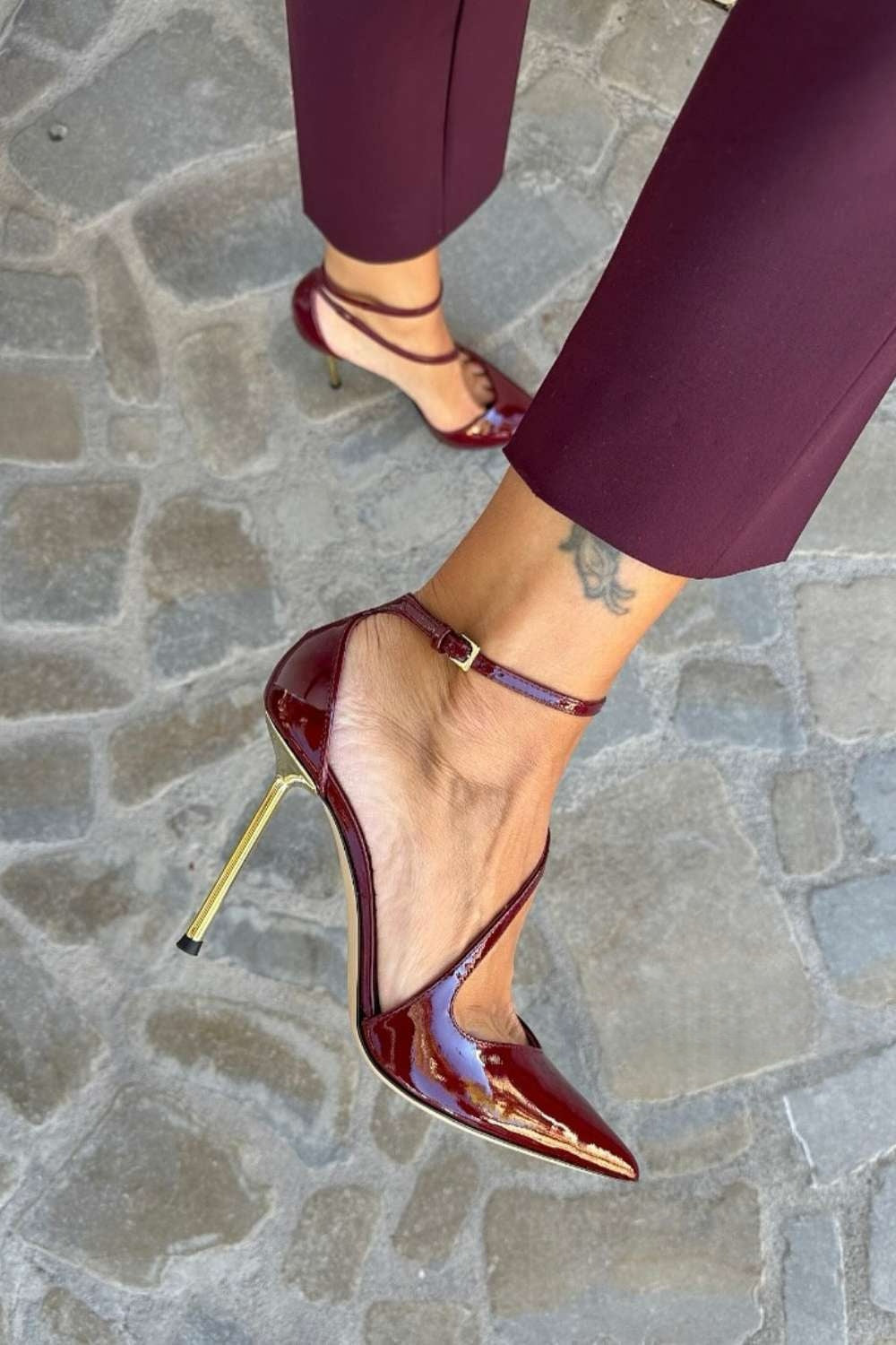 Schwarze Lackpumps mit Knöchelriemen