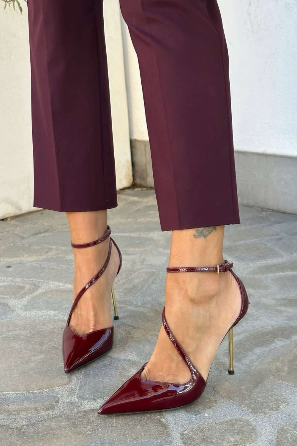 Schwarze Lackpumps mit Knöchelriemen