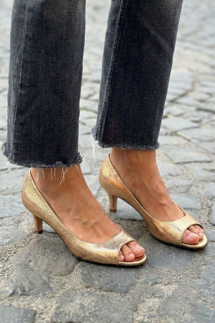 Elegante metallische Peeptoe-Kitten-Heels in Champagnergold