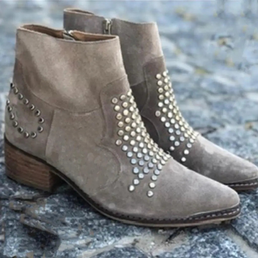 Chunky Wildlederstiefel mit spitzem Zehenbereich und Nietenakzenten