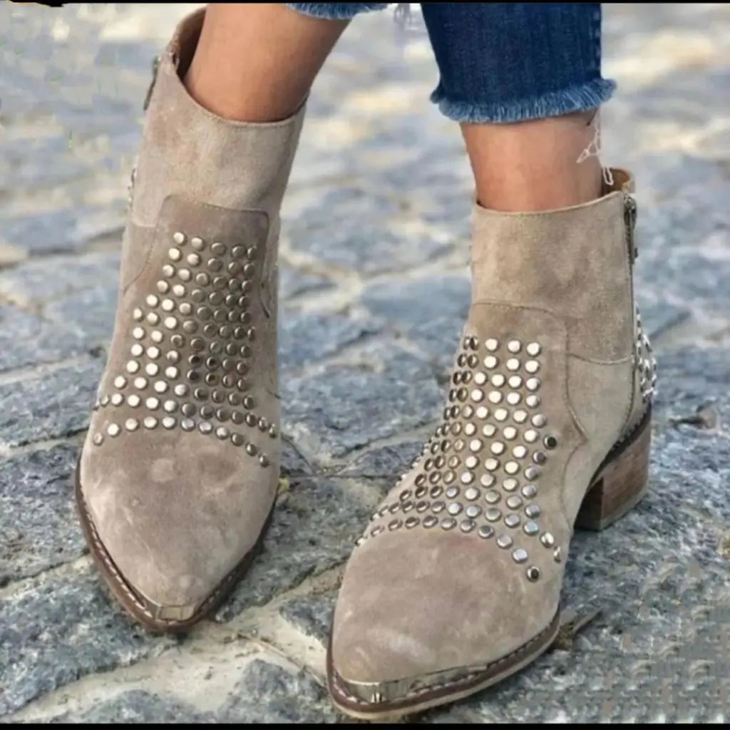 Chunky Wildlederstiefel mit spitzem Zehenbereich und Nietenakzenten