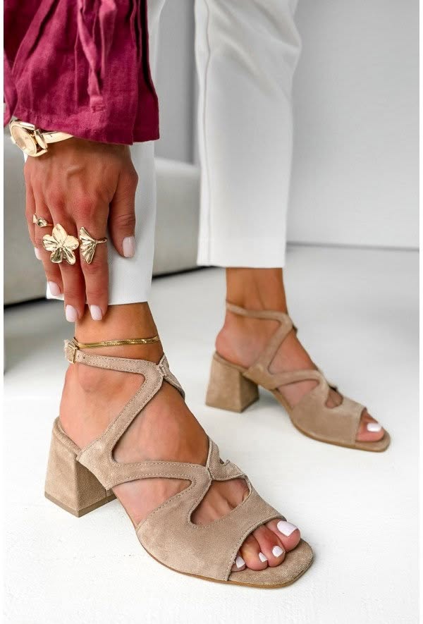 Beige Wildleder-Pumps mit Blockabsatz, quadratischer Spitze und Knöchelriemen
