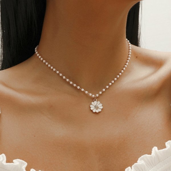 Collier de marguerites orné de perles
