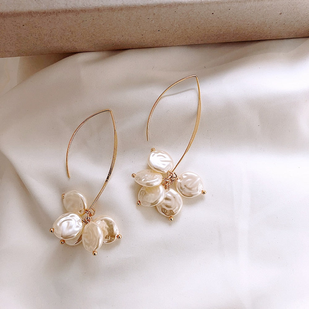 Des boucles d'oreilles élégantes ornées de perles et de cristaux étincelants