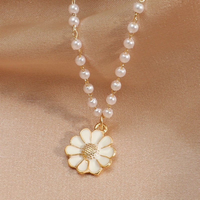 Collier de marguerites orné de perles