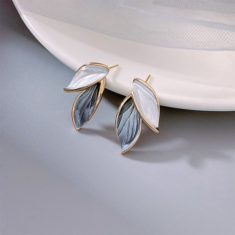 Boucles d'oreilles élégantes ornées d'émail peint à la main et d'un motif luxueux représentant une aile porte-bonheur
