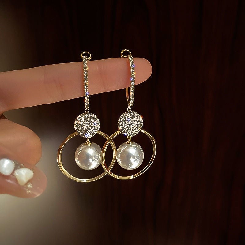 Boucles d'oreilles élégantes ornées de perles de culture et de zircone