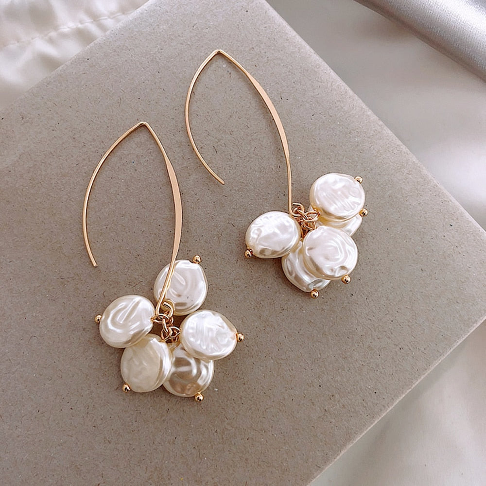 Des boucles d'oreilles élégantes ornées de perles et de cristaux étincelants