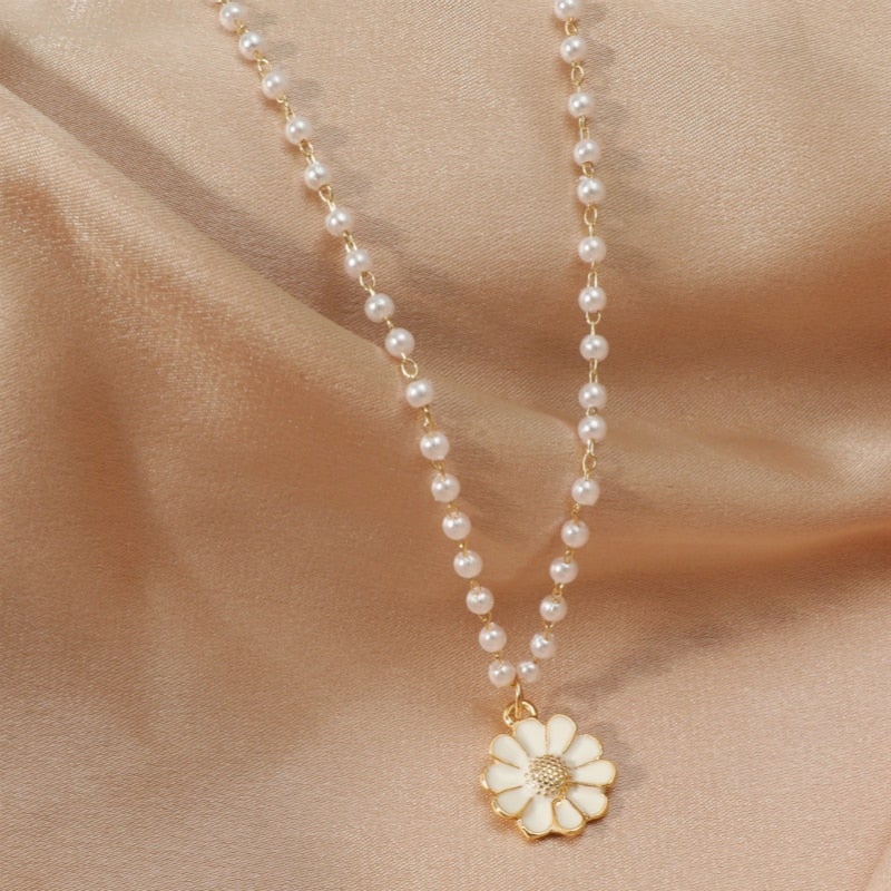 Collier de marguerites orné de perles