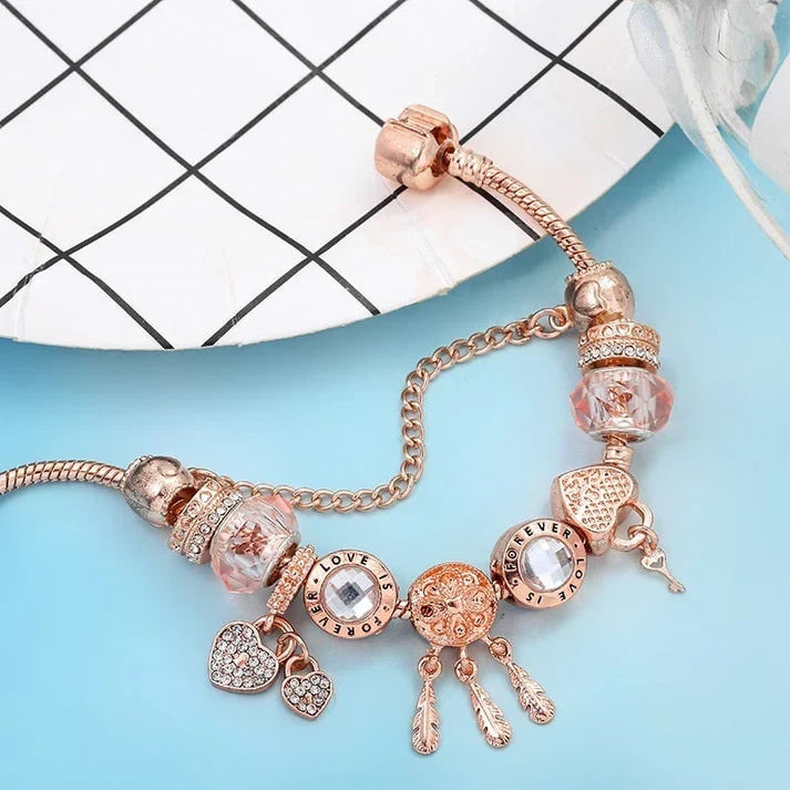 Bracelet « attrape-rêves » rose avec des pendentifs argentés
