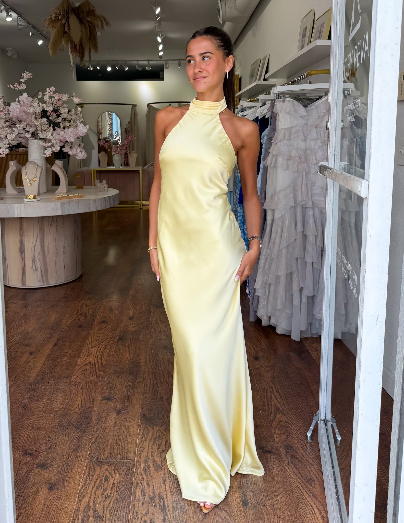 ZEYNEP | Elegantes Satin-Maxikleid mit Halterkragen
