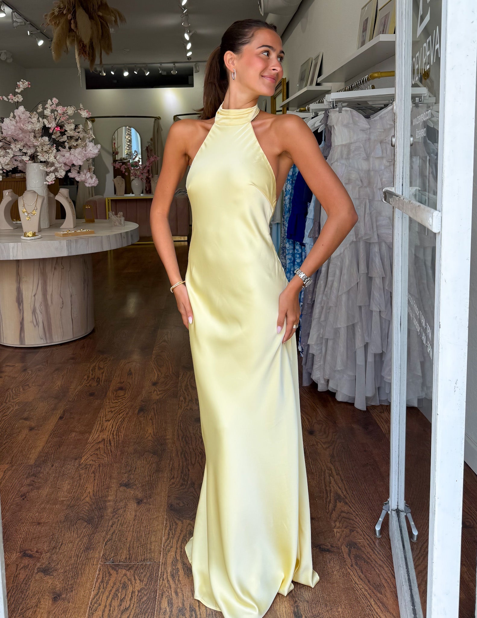 ZEYNEP | Elegantes Satin-Maxikleid mit Halterkragen