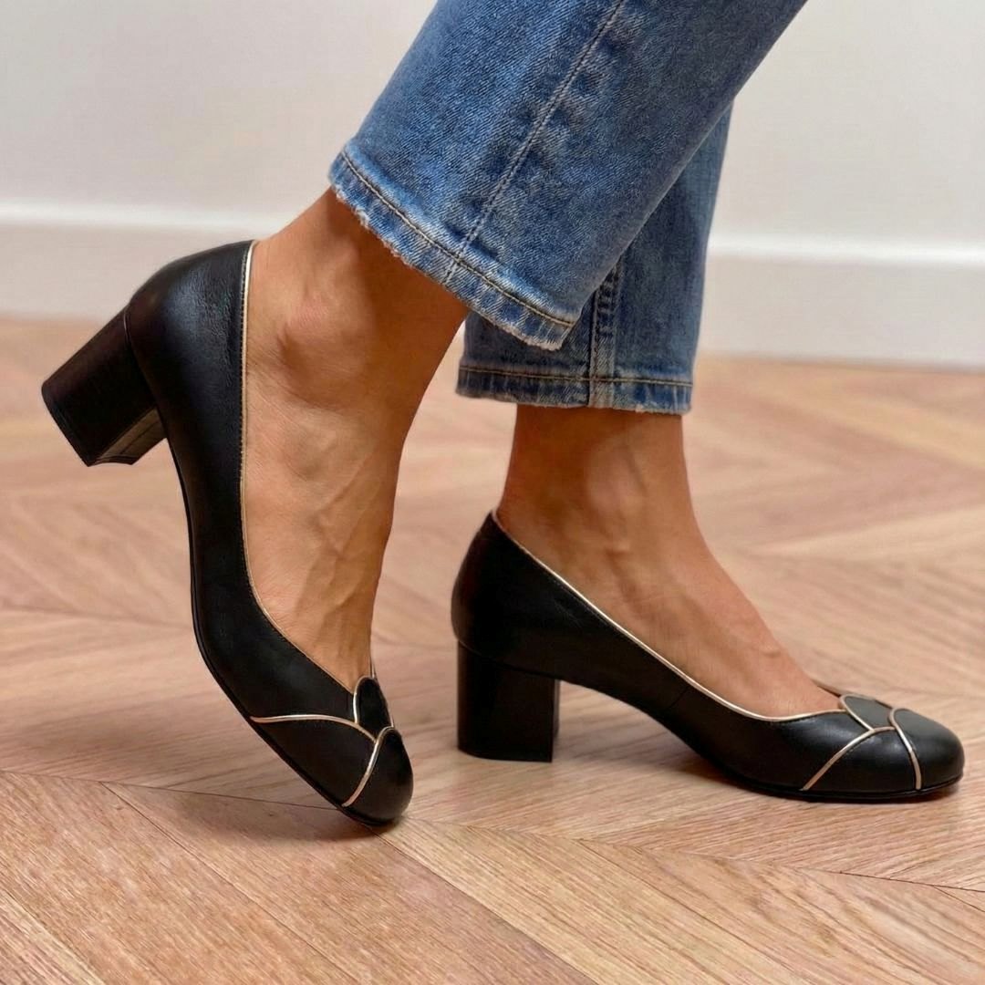 Schicke schwarze und goldene Blockabsatz-Pumps mit runder Spitze und kontrastierenden Akzenten