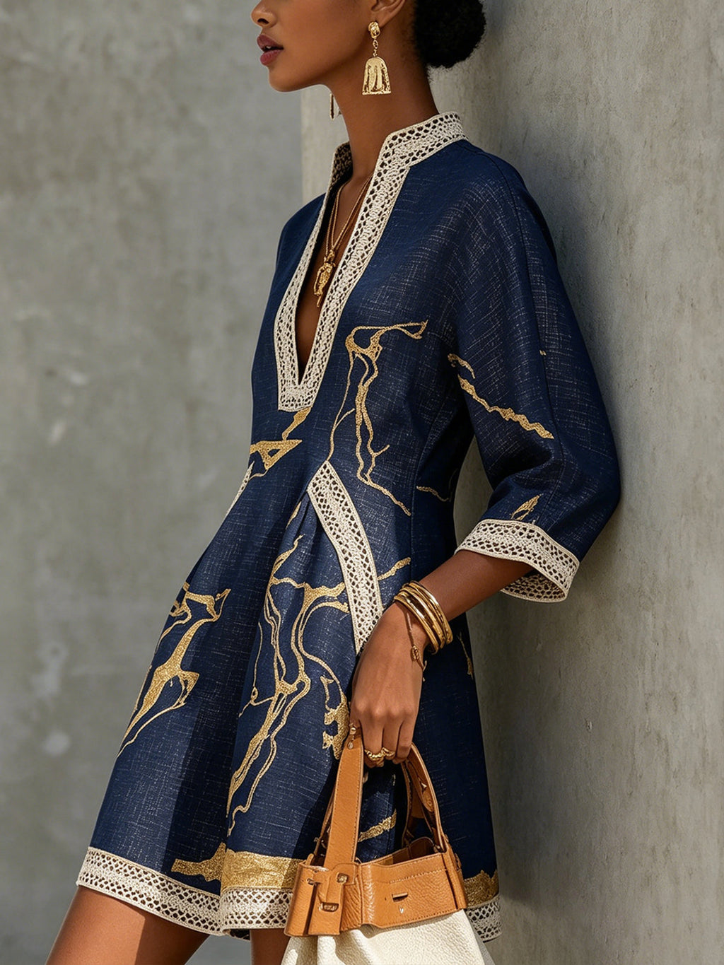 Cosette | Mini-Kleid aus marineblauer Häkelspitze mit goldenen Akzenten und V-Ausschnitt