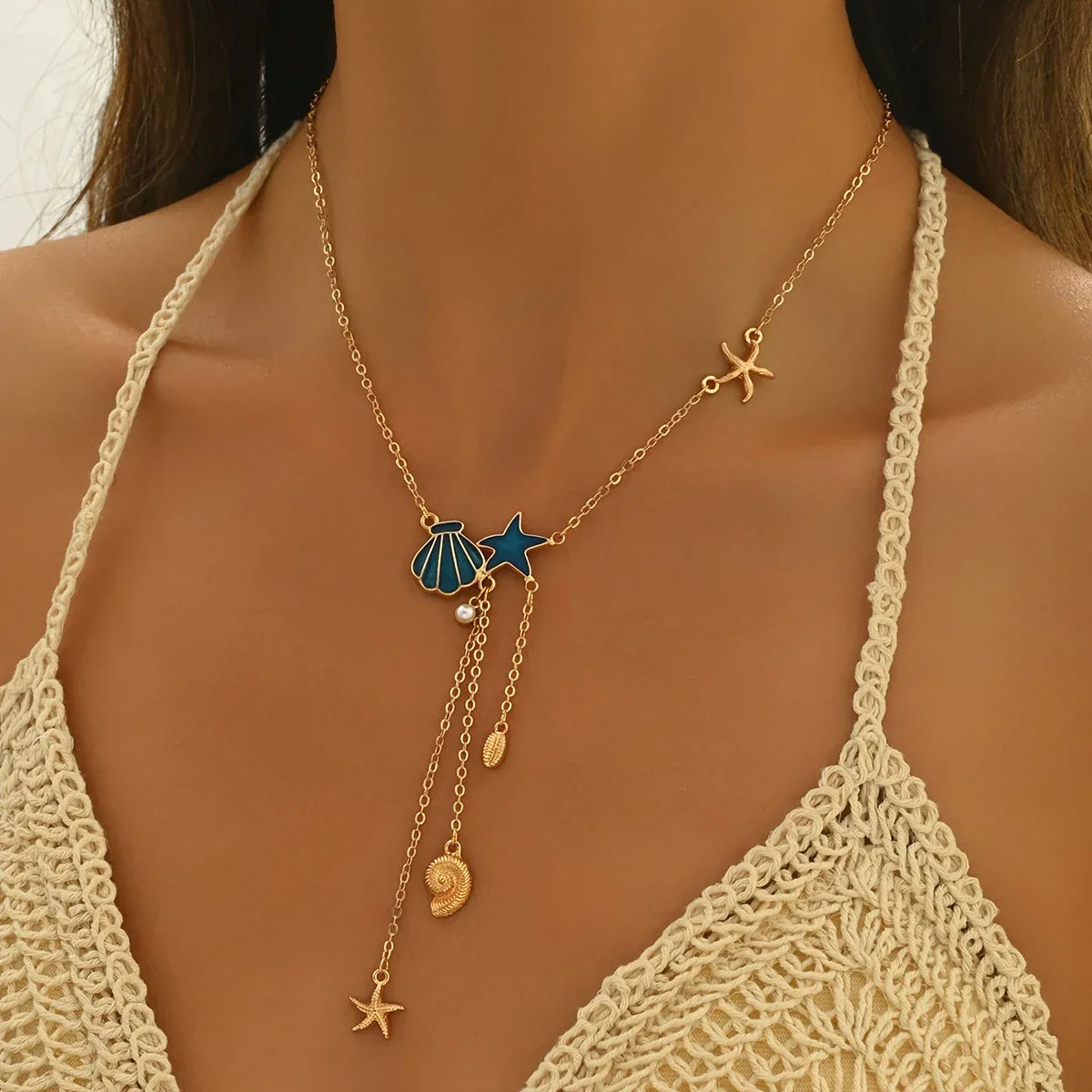 « Élégant collier en or avec une étoile et un « coquillage bleu » » pourrait être reformulé ainsi : « Collier en or raffiné avec un pendentif en forme d'étoile et un coquillage bleu »
