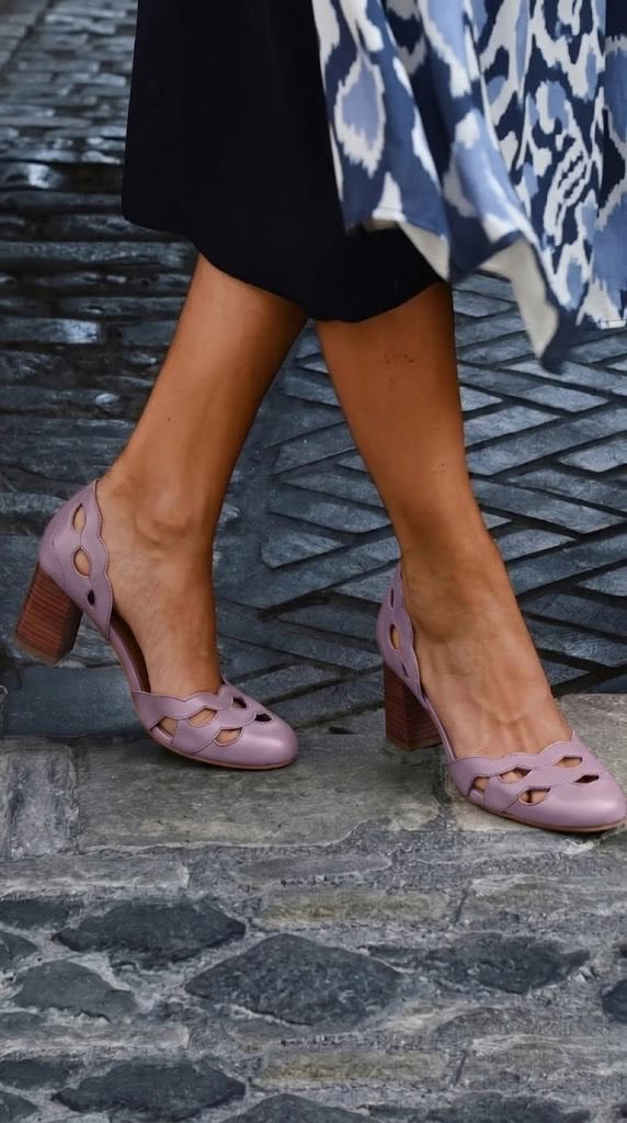 Leder-Pumps mit Blockabsatz, Cut-Outs und gewelltem Design